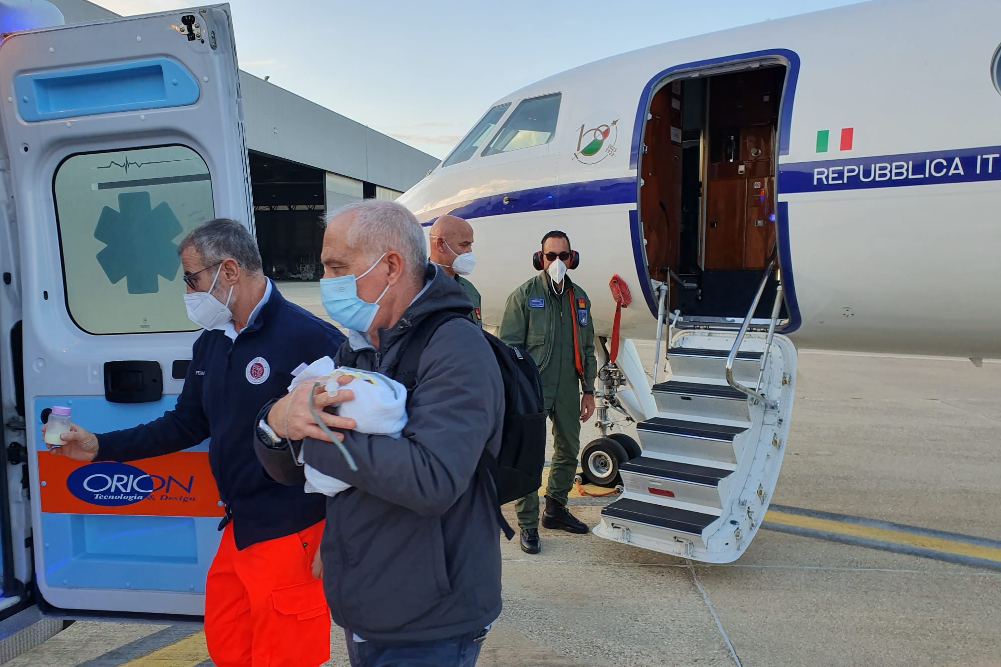 Falcon Dellaeronautica In Volo Per Una Bimba In Pericolo Di Vita