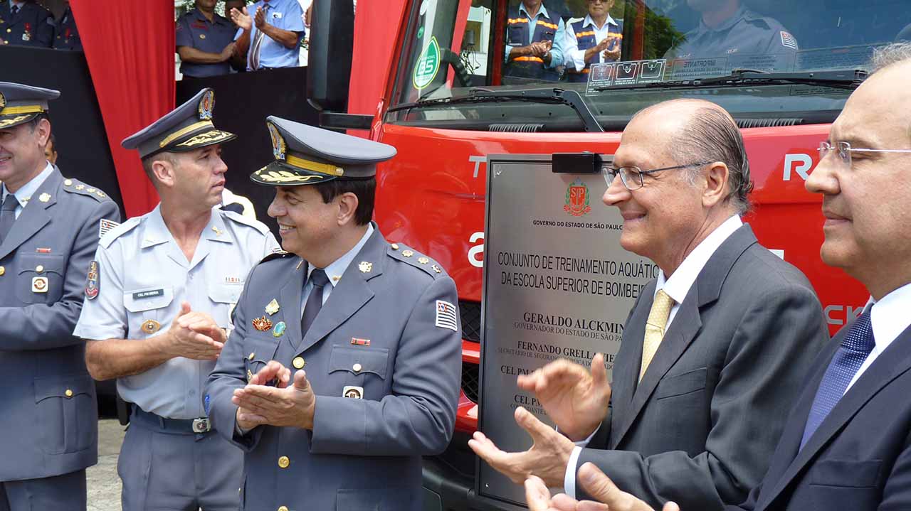 Geraldo Alckmin sanciona lei que dá poder de polícia a bombeiros