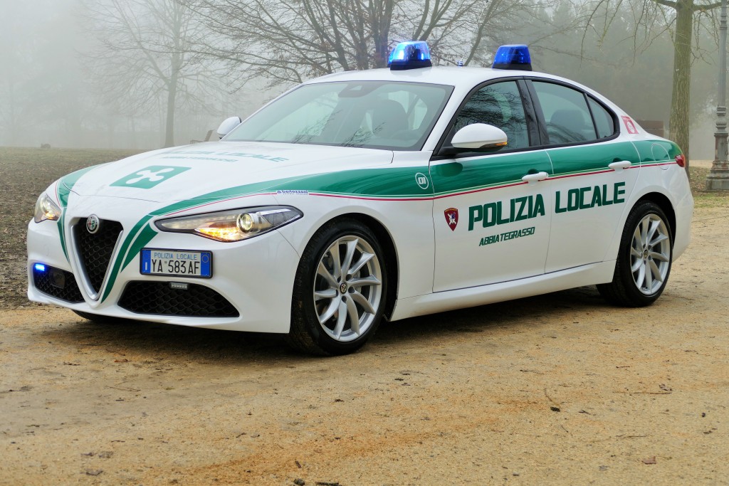 Polizia Locale Reparto Trasporto Organi Abbiategrasso Crea Il Primo Servizio In Italia Su Alfa Romeo Giulia