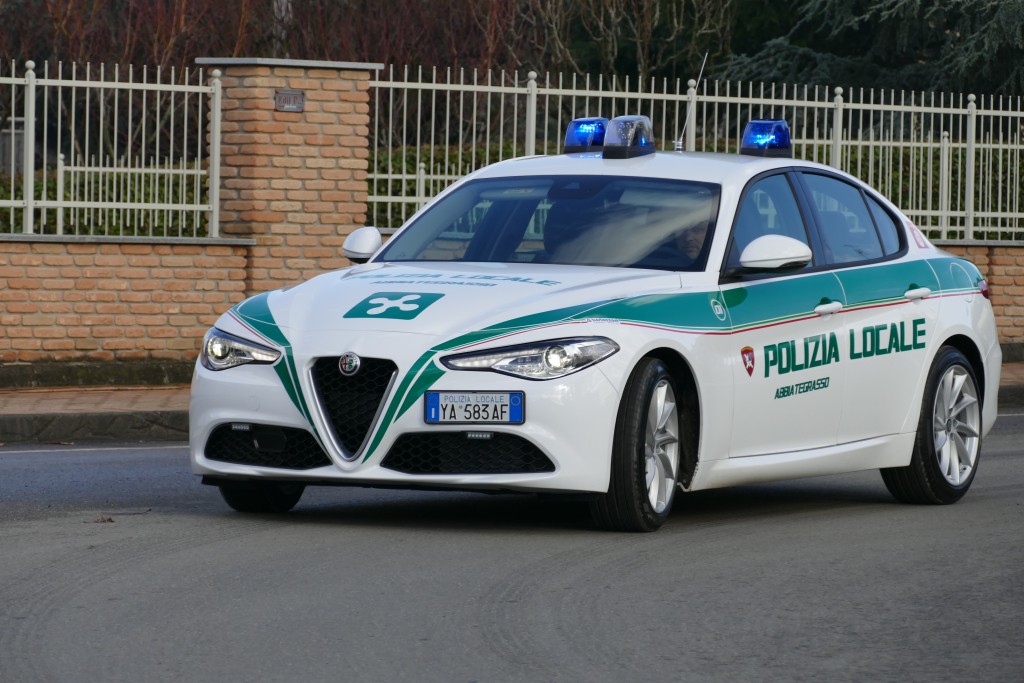 Polizia Locale Reparto Trasporto Organi Abbiategrasso Crea Il Primo Servizio In Italia Su Alfa Romeo Giulia