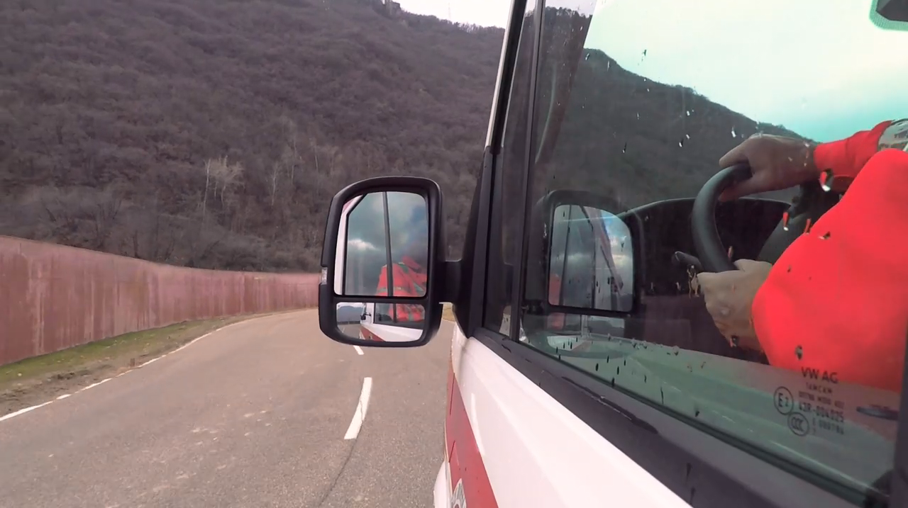 Guida Sicura Il Controllo Del Volante E Della Posizione Di Guida