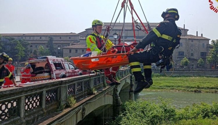 Parma, ve bir sanat eseri toplulu\u011funda fuoco impeggnati Vigili