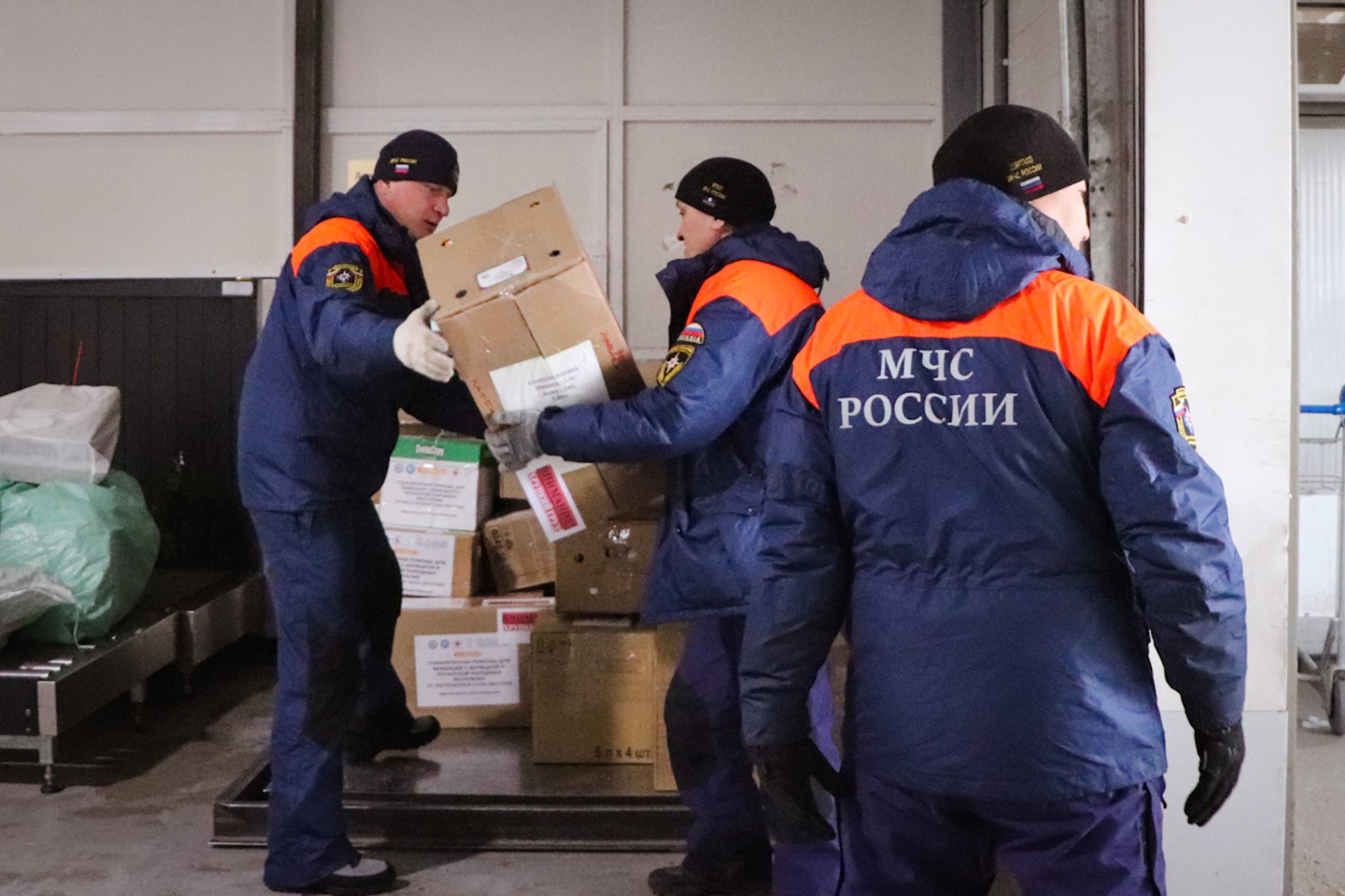 Спасатели МЧС помогают на Донбассе с гуманитарной миссией